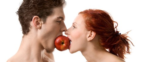 pareja con manzana